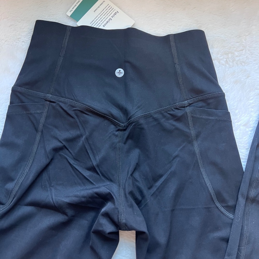 Halara Black High Waisted Crossover V-Waist 7/8 Leggings with Pockets XS NEW - Picture 7 of 14